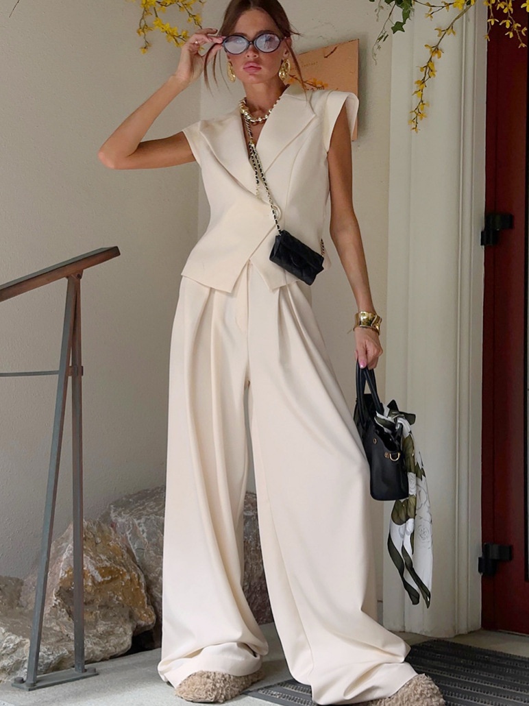 Completo da donna composto da canotta senza maniche e pantaloni a gamba larga.