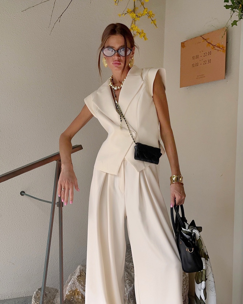 Completo da donna composto da canotta senza maniche e pantaloni a gamba larga.