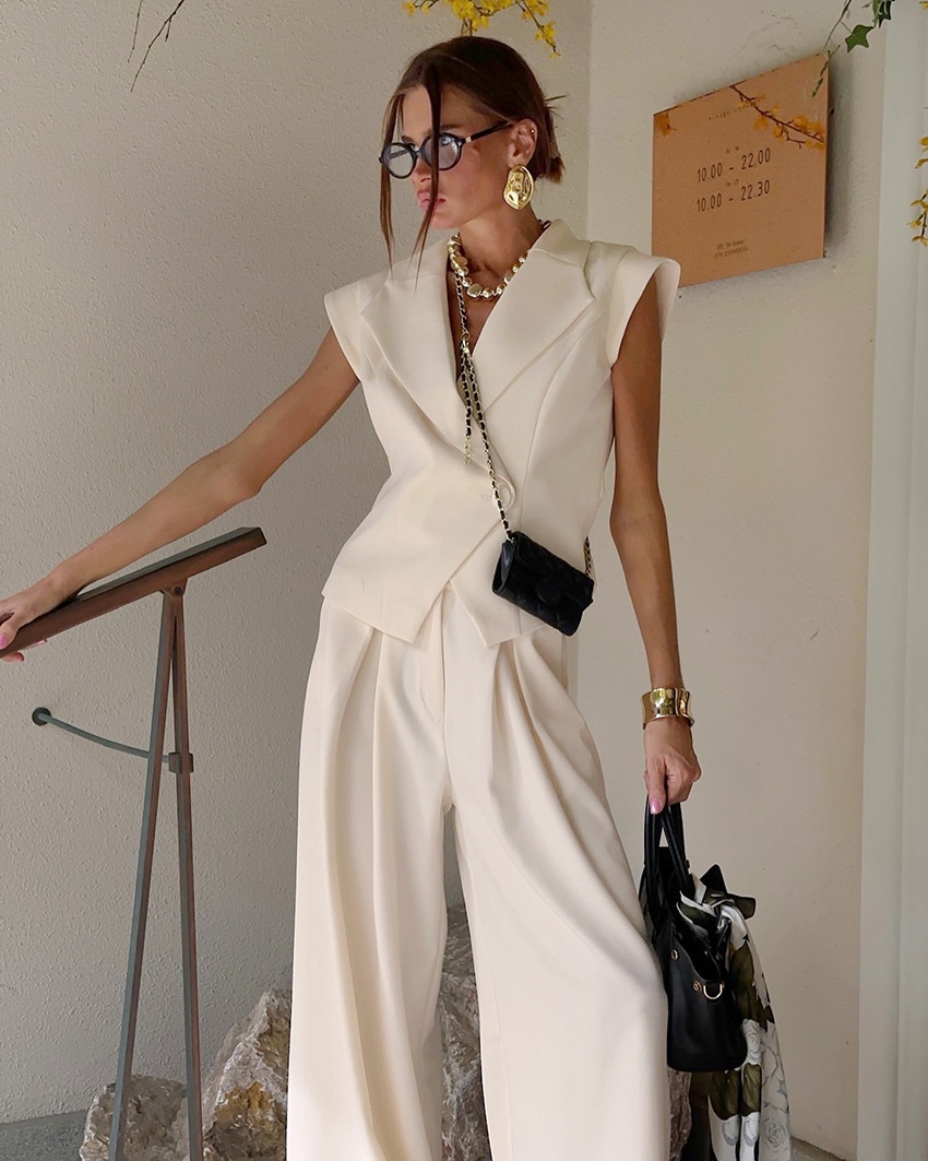 Completo da donna composto da canotta senza maniche e pantaloni a gamba larga.