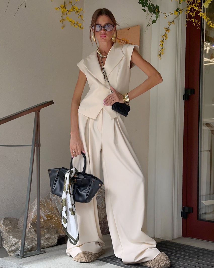 Completo da donna composto da canotta senza maniche e pantaloni a gamba larga.