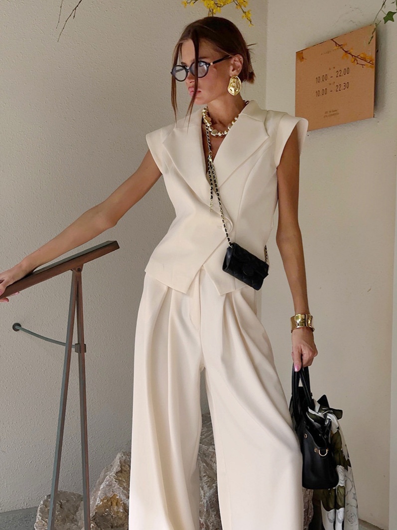 Completo da donna composto da canotta senza maniche e pantaloni a gamba larga.