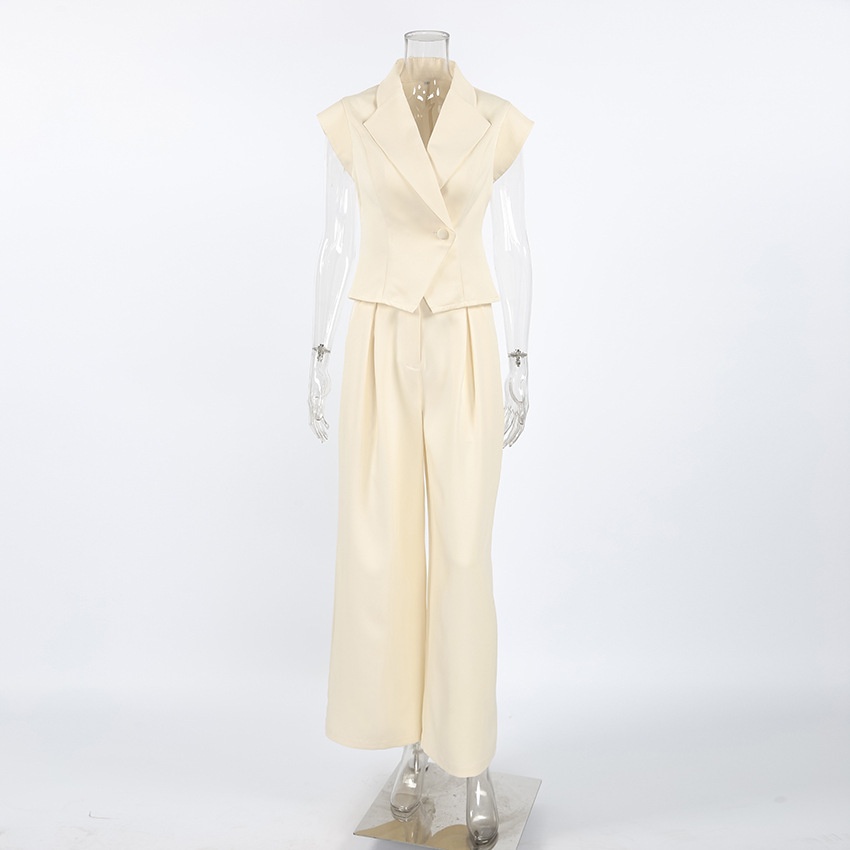 Completo da donna composto da canotta senza maniche e pantaloni a gamba larga.