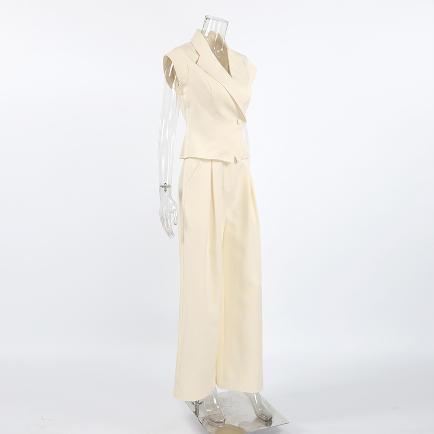 Completo da donna composto da canotta senza maniche e pantaloni a gamba larga.