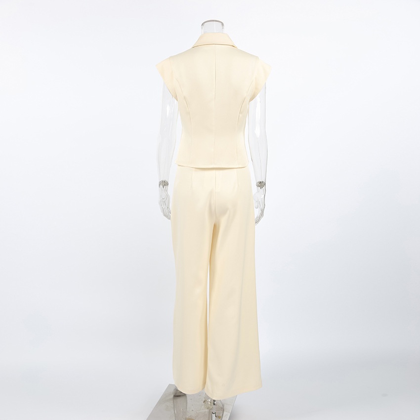 Completo da donna composto da canotta senza maniche e pantaloni a gamba larga.