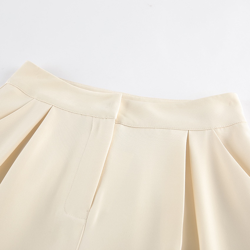 Completo da donna composto da canotta senza maniche e pantaloni a gamba larga.