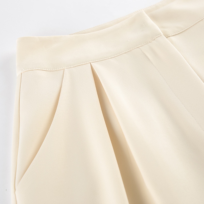 Completo da donna composto da canotta senza maniche e pantaloni a gamba larga.