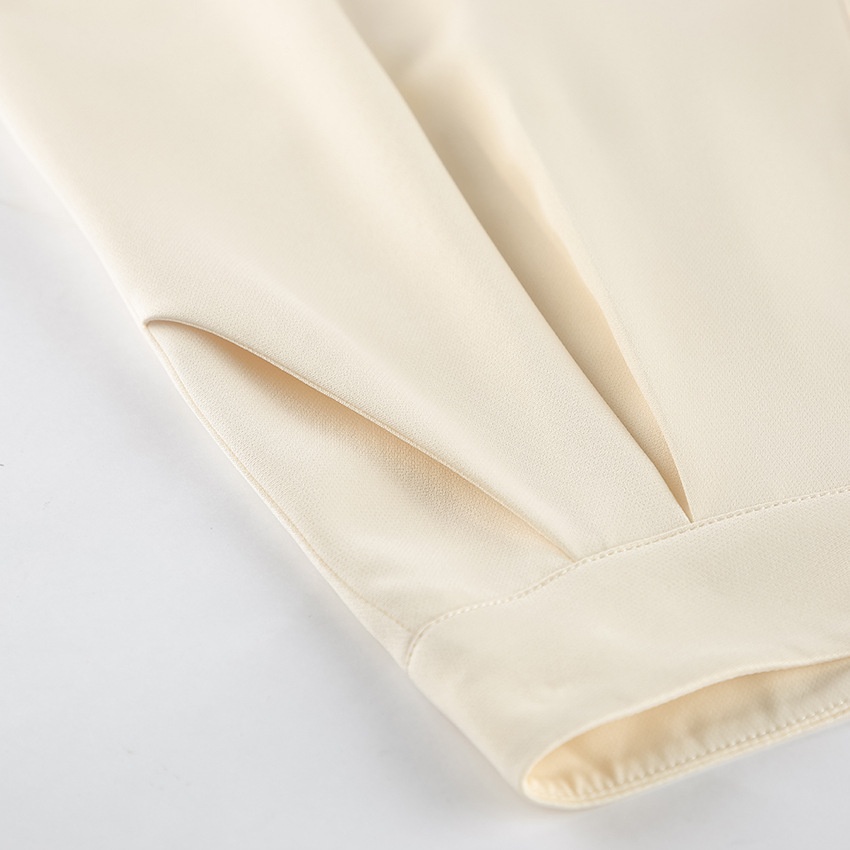 Completo da donna composto da canotta senza maniche e pantaloni a gamba larga.