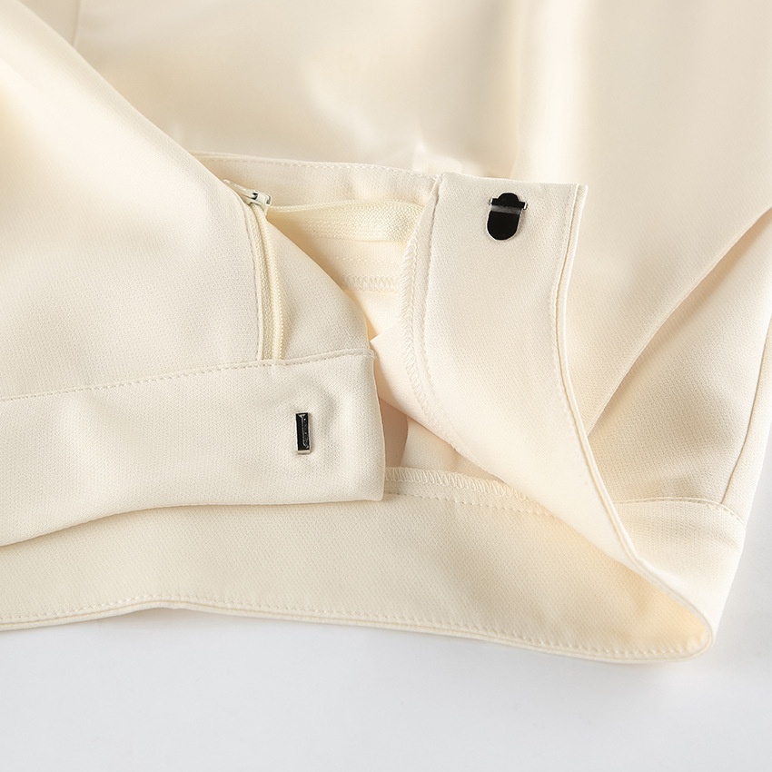 Completo da donna composto da canotta senza maniche e pantaloni a gamba larga.