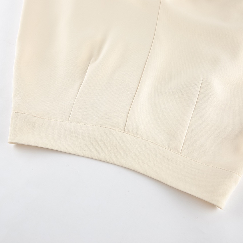 Completo da donna composto da canotta senza maniche e pantaloni a gamba larga.