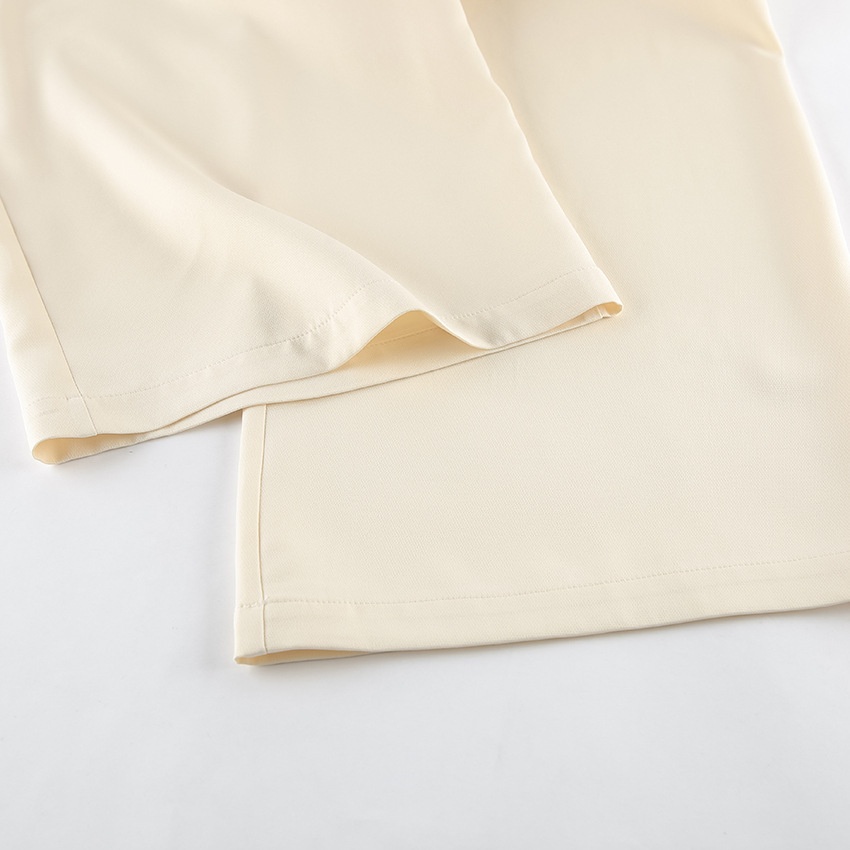 Completo da donna composto da canotta senza maniche e pantaloni a gamba larga.