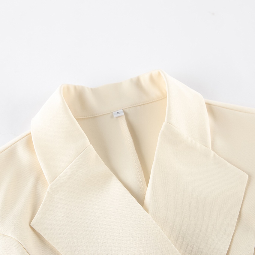 Completo da donna composto da canotta senza maniche e pantaloni a gamba larga.