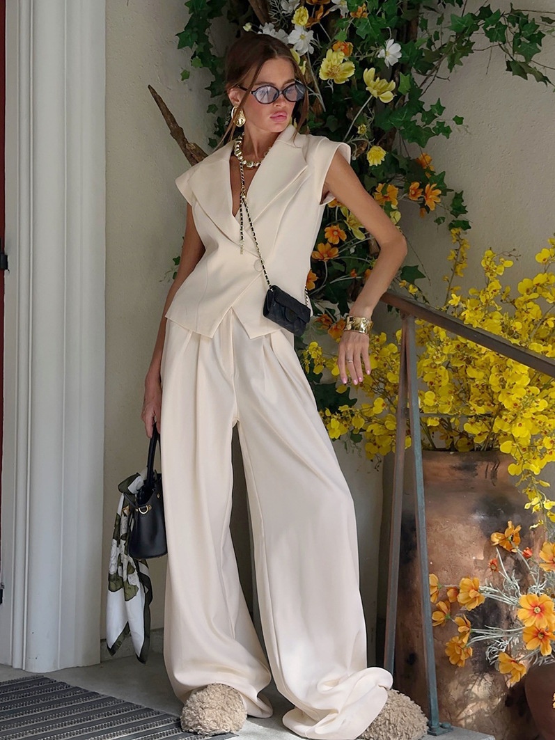 Completo da donna composto da canotta senza maniche e pantaloni a gamba larga.