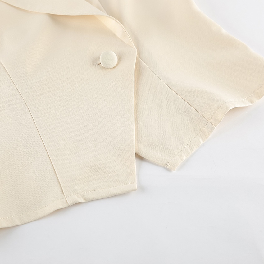 Completo da donna composto da canotta senza maniche e pantaloni a gamba larga.