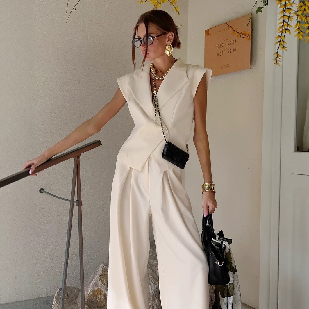 Completo da donna composto da canotta senza maniche e pantaloni a gamba larga.