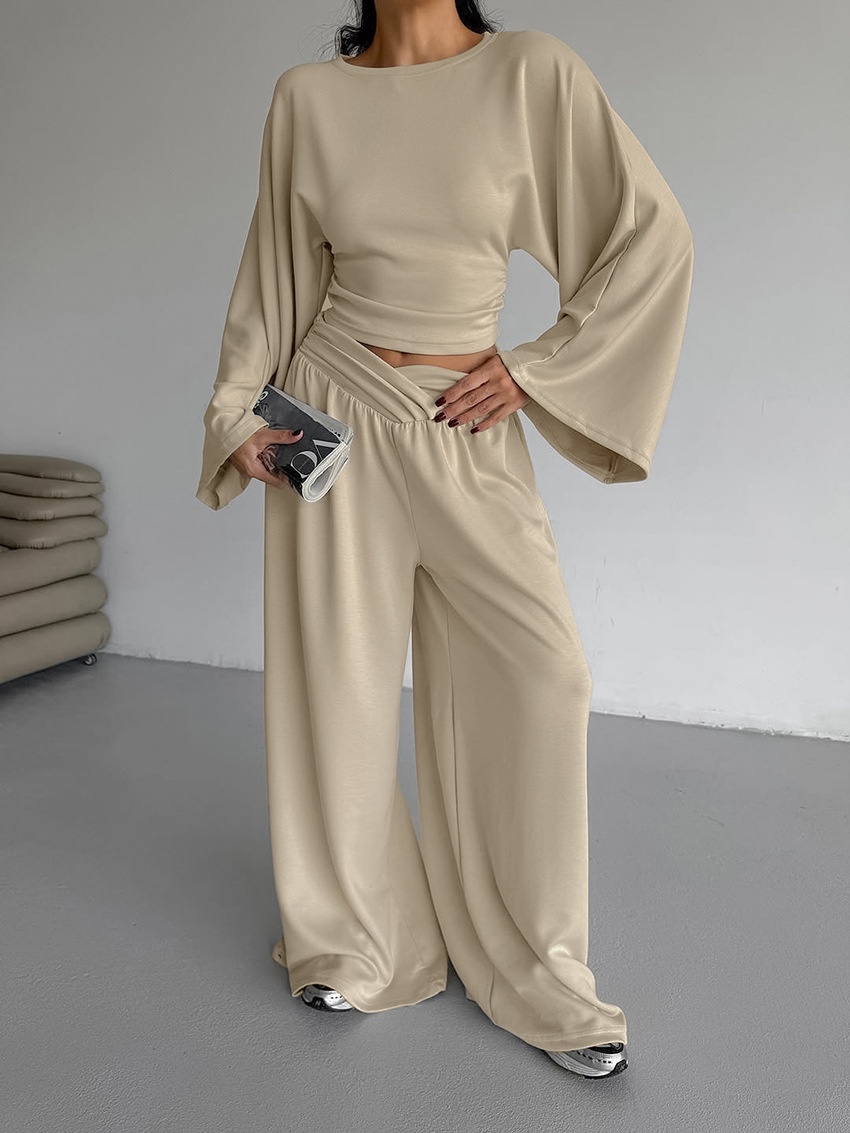 Completo composto da pantaloni a gamba larga e top corto a maniche lunghe.