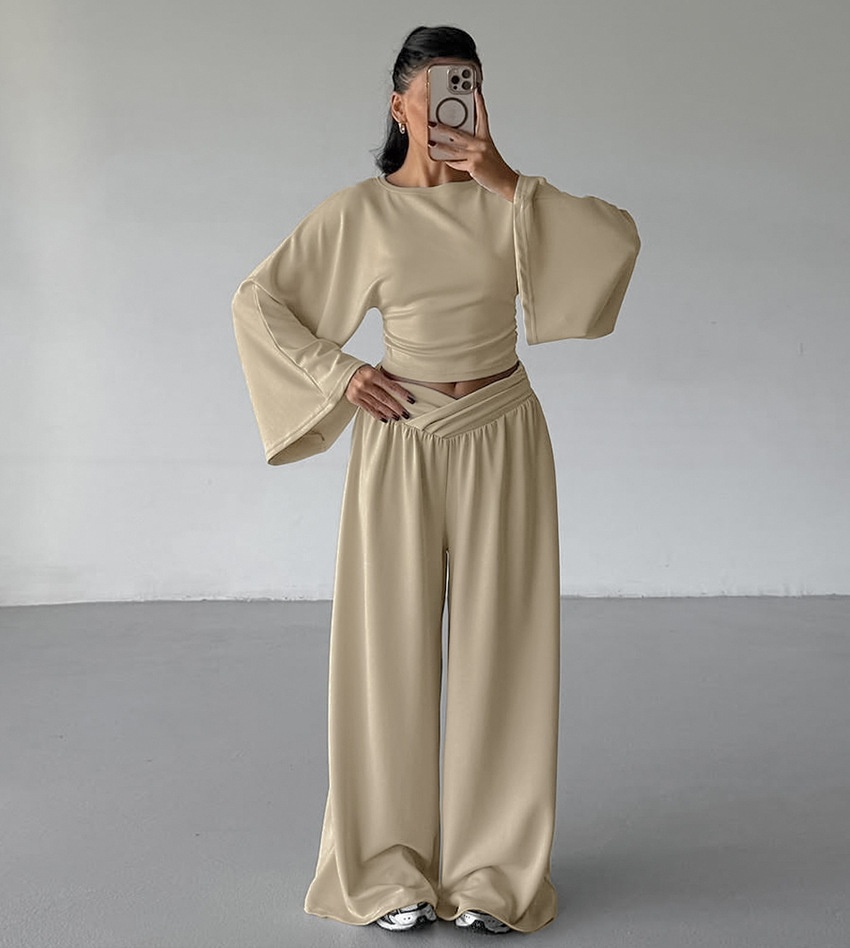 Completo composto da pantaloni a gamba larga e top corto a maniche lunghe.