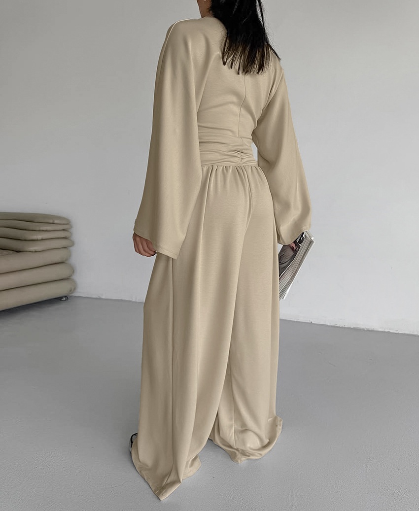 Completo composto da pantaloni a gamba larga e top corto a maniche lunghe.
