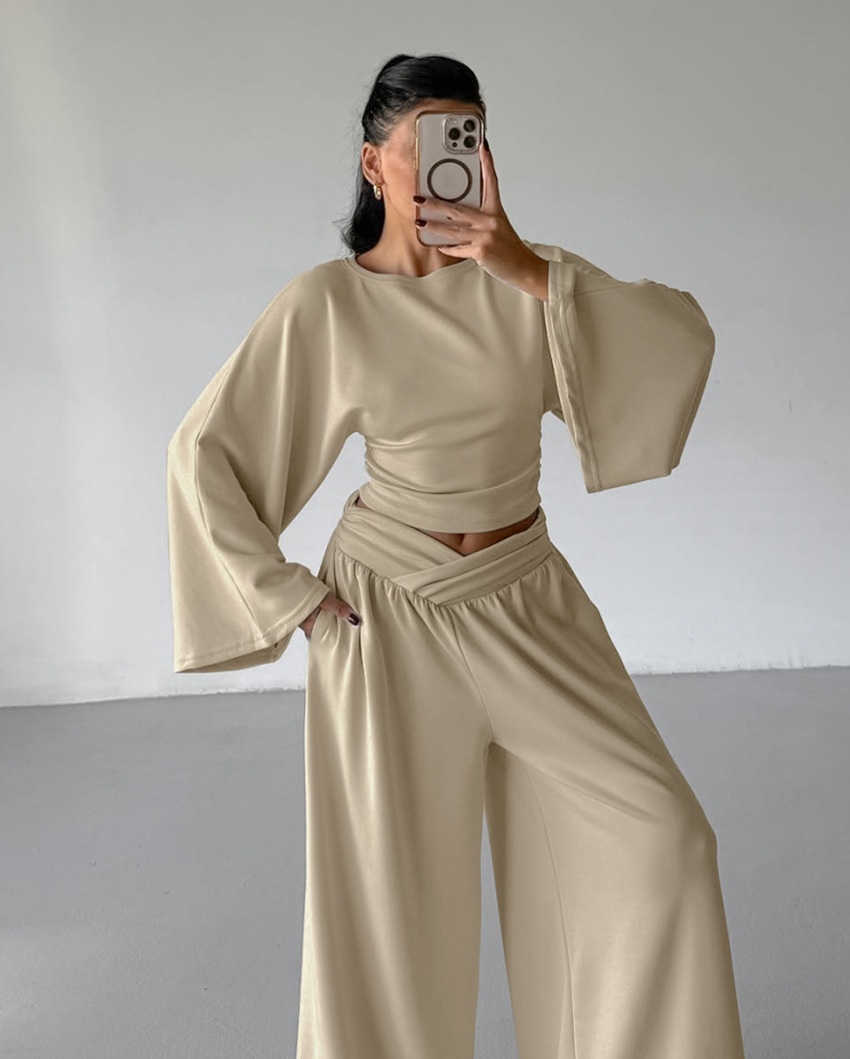 Completo composto da pantaloni a gamba larga e top corto a maniche lunghe.