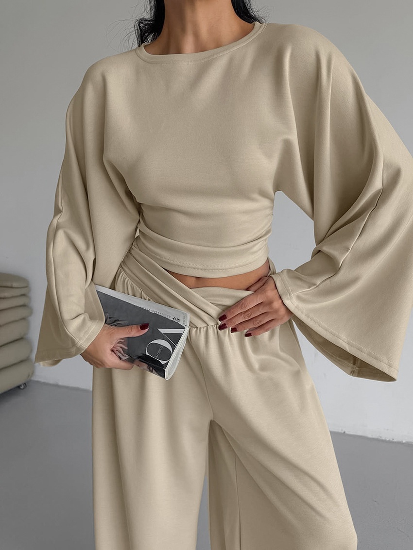 Completo composto da pantaloni a gamba larga e top corto a maniche lunghe.