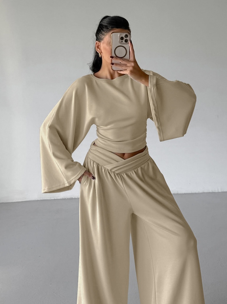 Completo composto da pantaloni a gamba larga e top corto a maniche lunghe.