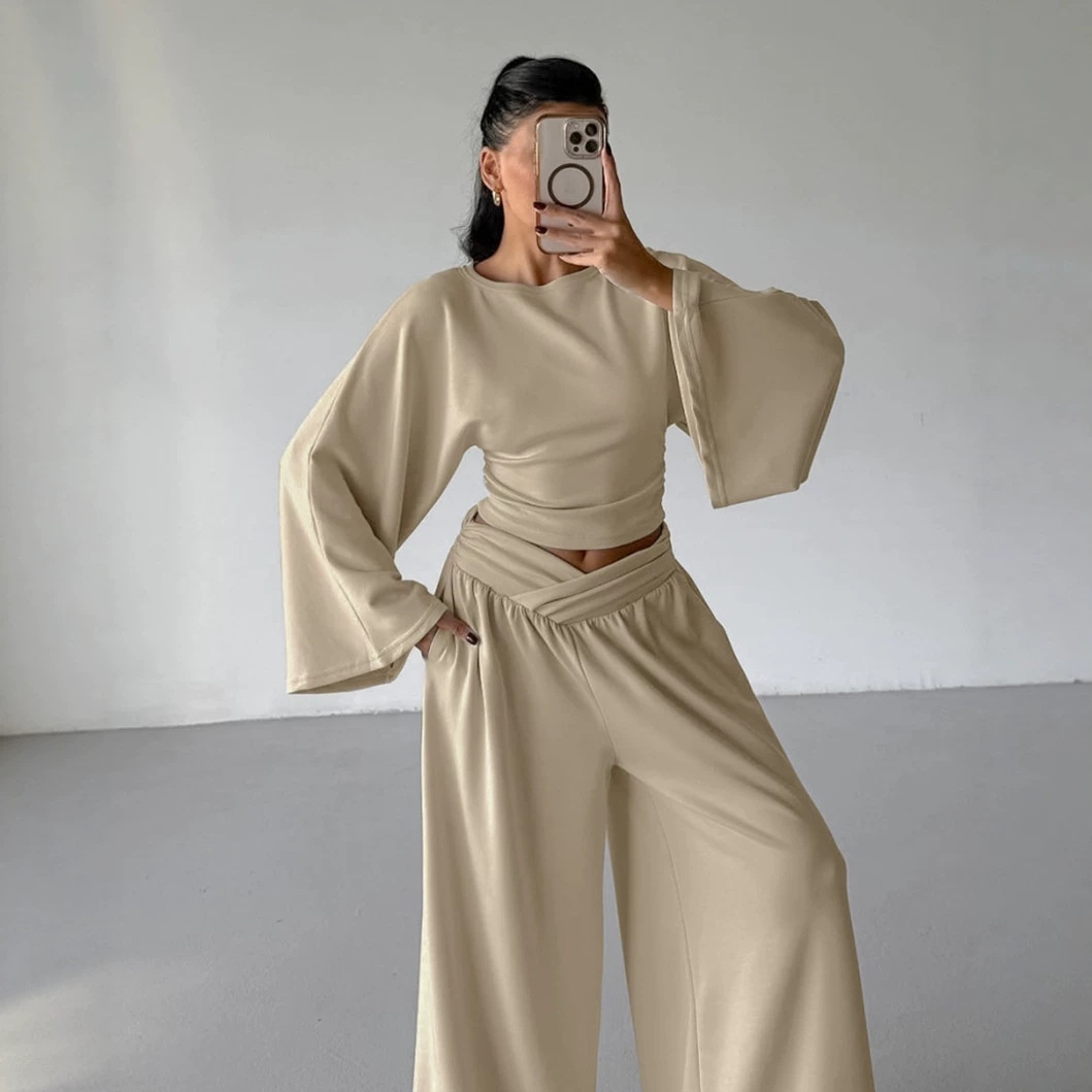 Completo composto da pantaloni a gamba larga e top corto a maniche lunghe.