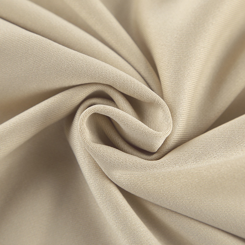 Completo composto da pantaloni a gamba larga e top corto a maniche lunghe.