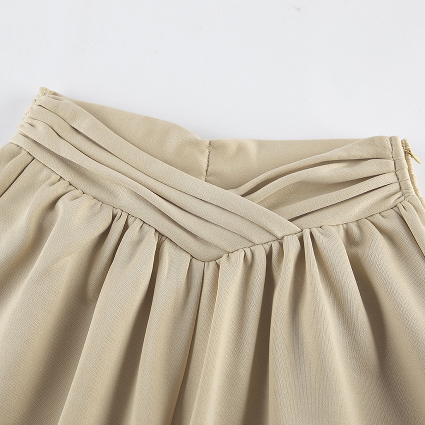 Completo composto da pantaloni a gamba larga e top corto a maniche lunghe.