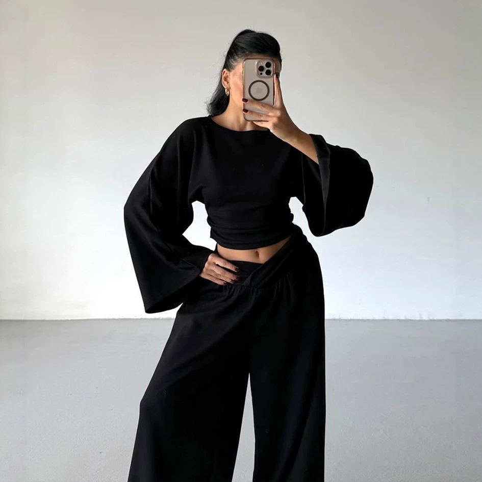 Completo composto da pantaloni a gamba larga e top corto a maniche lunghe.