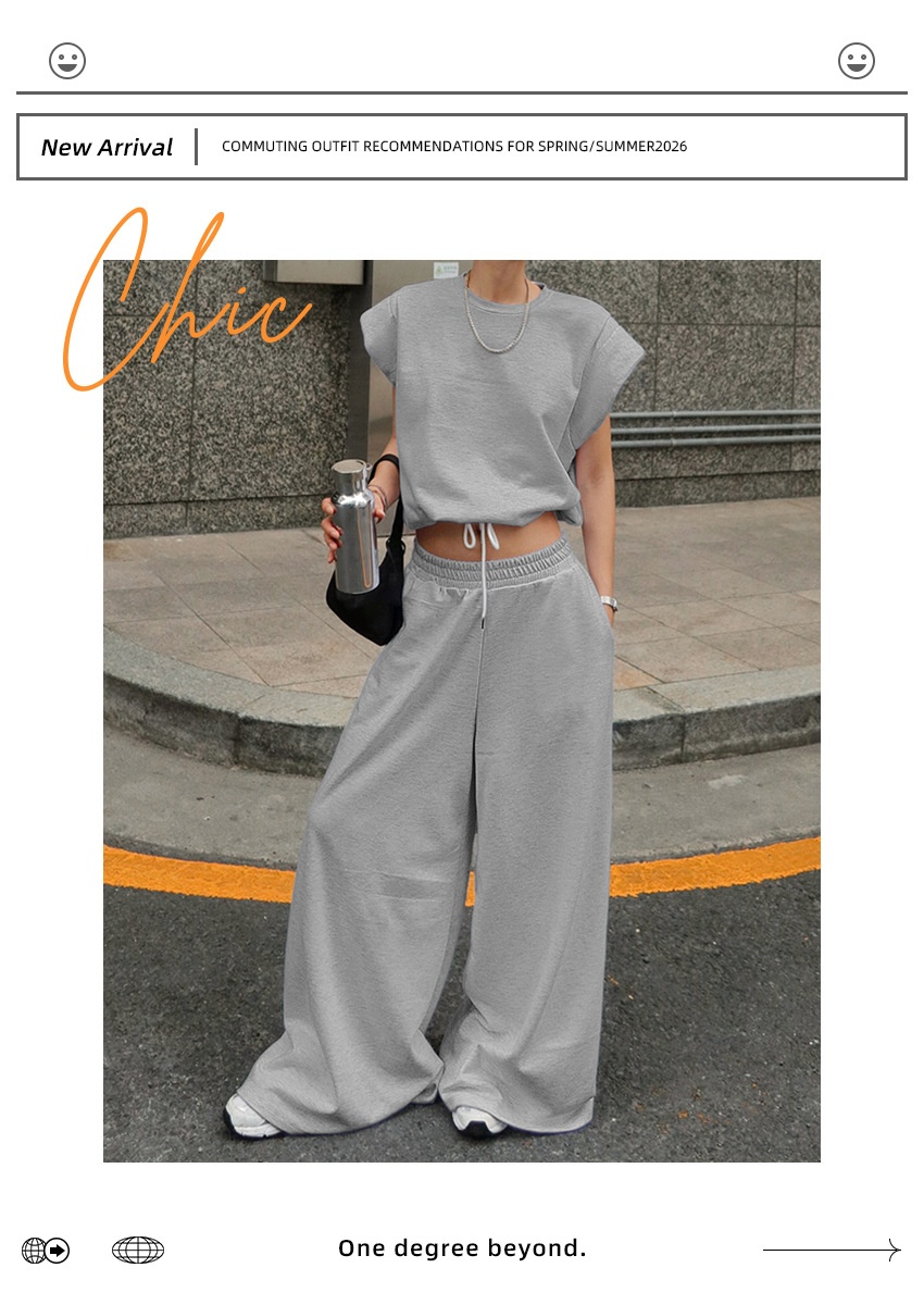 Completo da casa composto da crop top e pantaloni della tuta a gamba larga, composto da due pezzi.