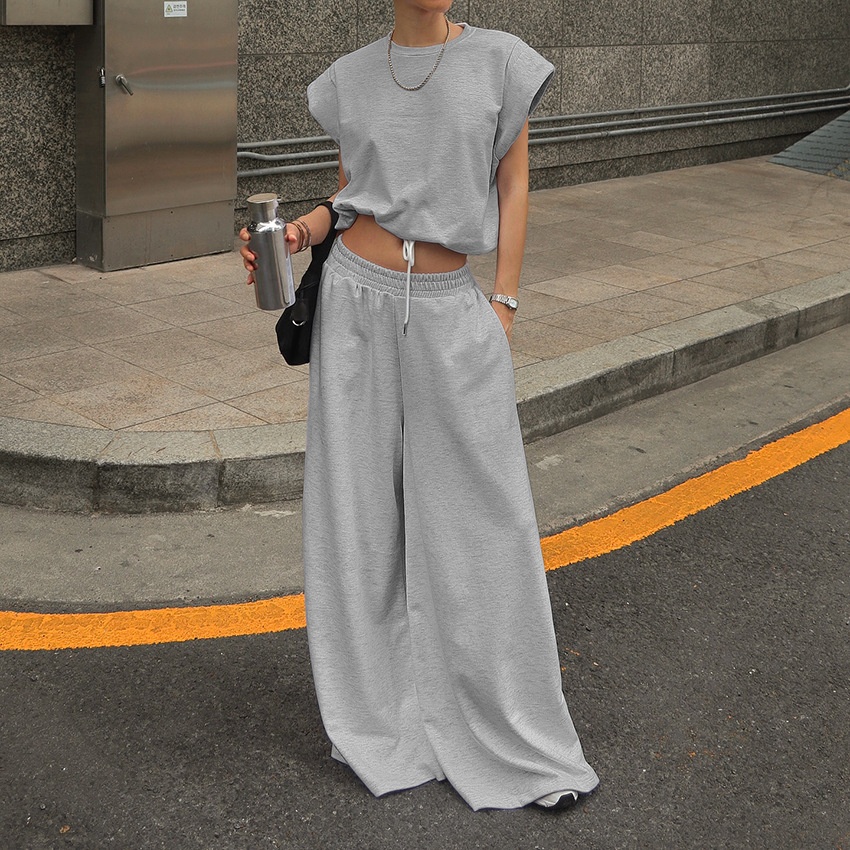 Completo da casa composto da crop top e pantaloni della tuta a gamba larga, composto da due pezzi.
