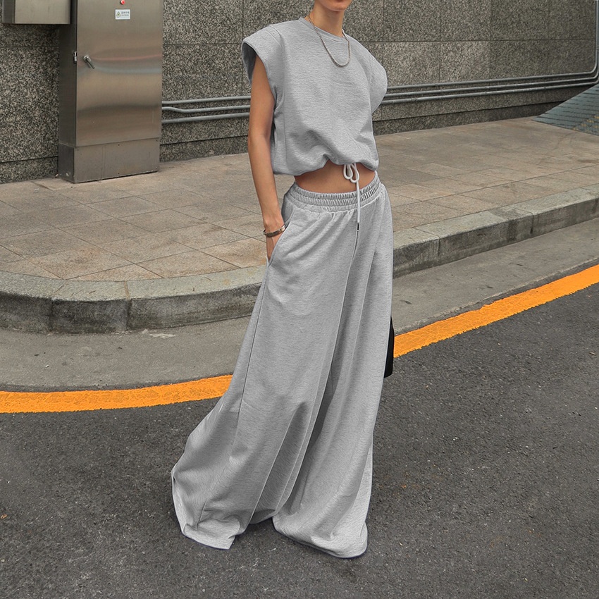 Completo da casa composto da crop top e pantaloni della tuta a gamba larga, composto da due pezzi.