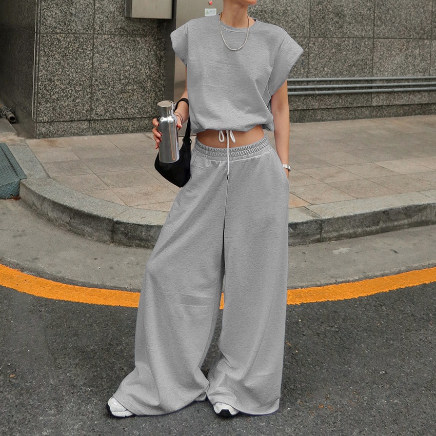 Completo da casa composto da crop top e pantaloni della tuta a gamba larga, composto da due pezzi.
