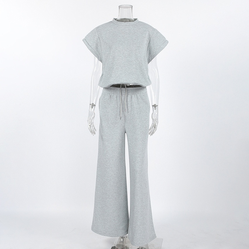 Completo da casa composto da crop top e pantaloni della tuta a gamba larga, composto da due pezzi.