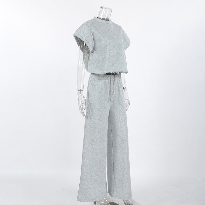 Completo da casa composto da crop top e pantaloni della tuta a gamba larga, composto da due pezzi.