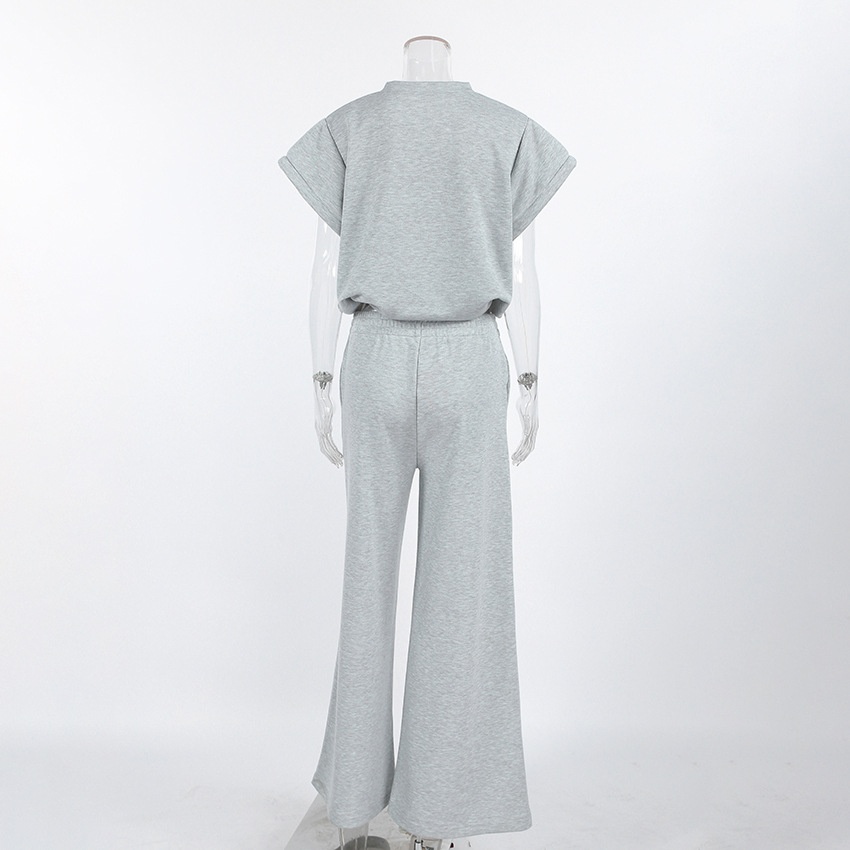 Completo da casa composto da crop top e pantaloni della tuta a gamba larga, composto da due pezzi.