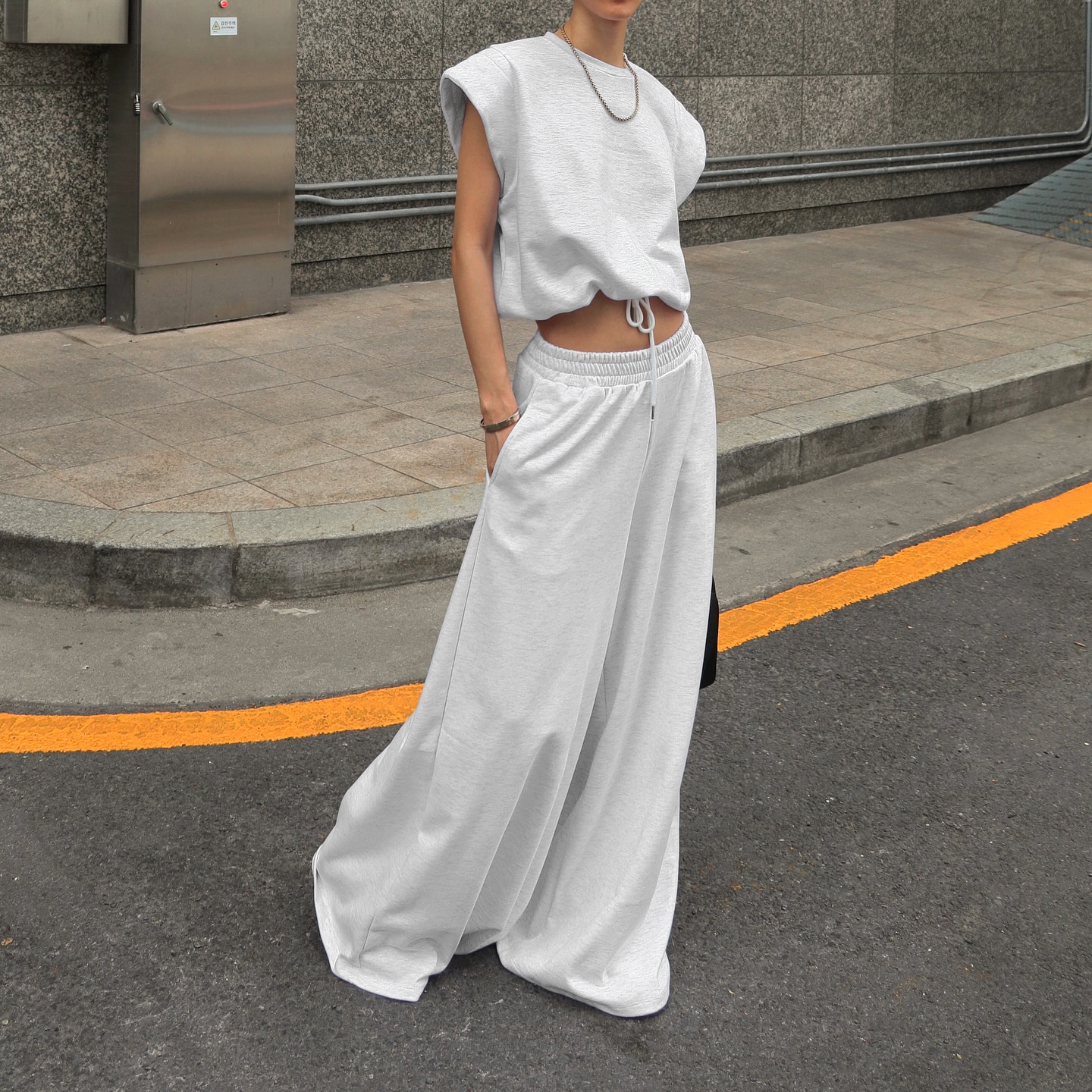 Completo da casa composto da crop top e pantaloni della tuta a gamba larga, composto da due pezzi.