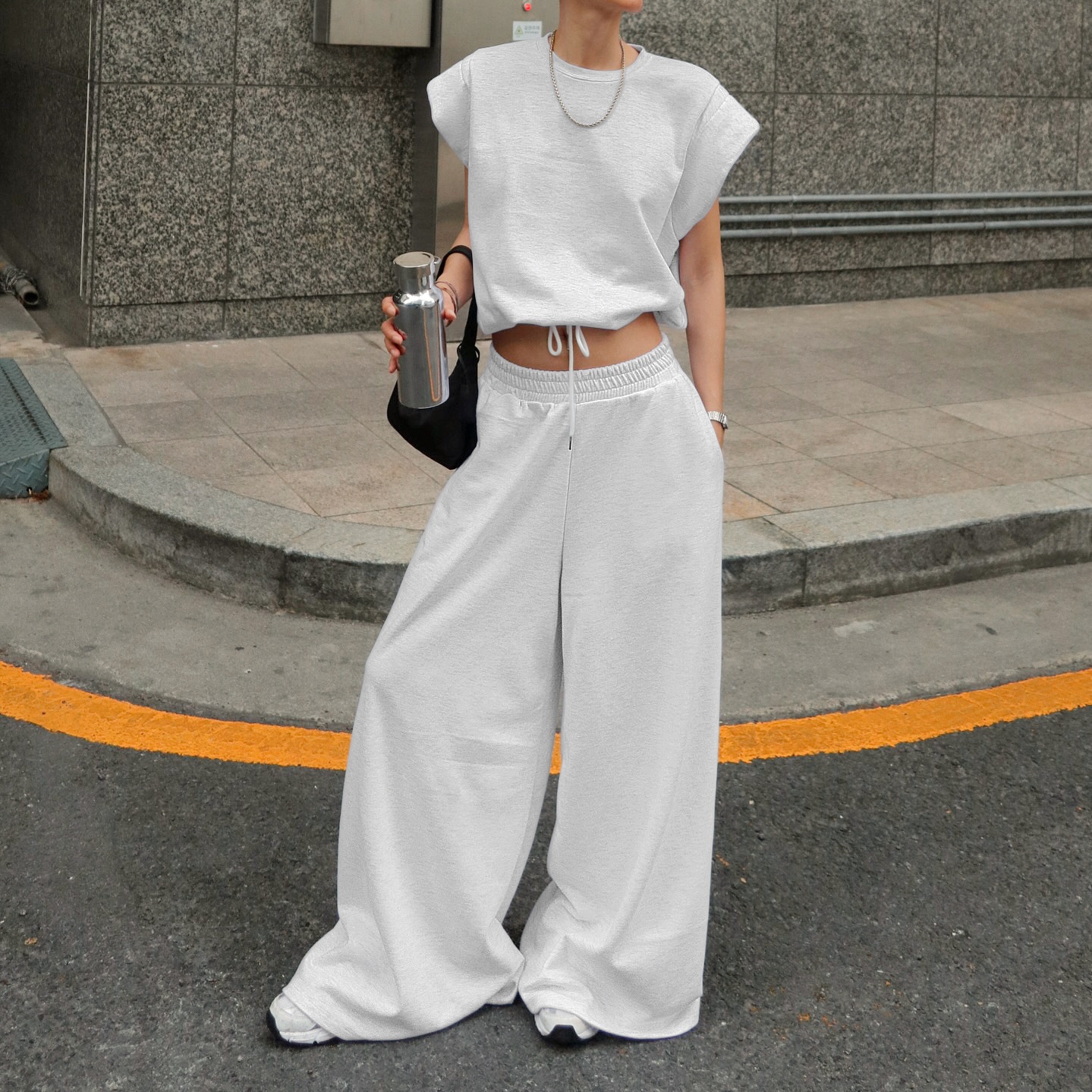 Completo da casa composto da crop top e pantaloni della tuta a gamba larga, composto da due pezzi.