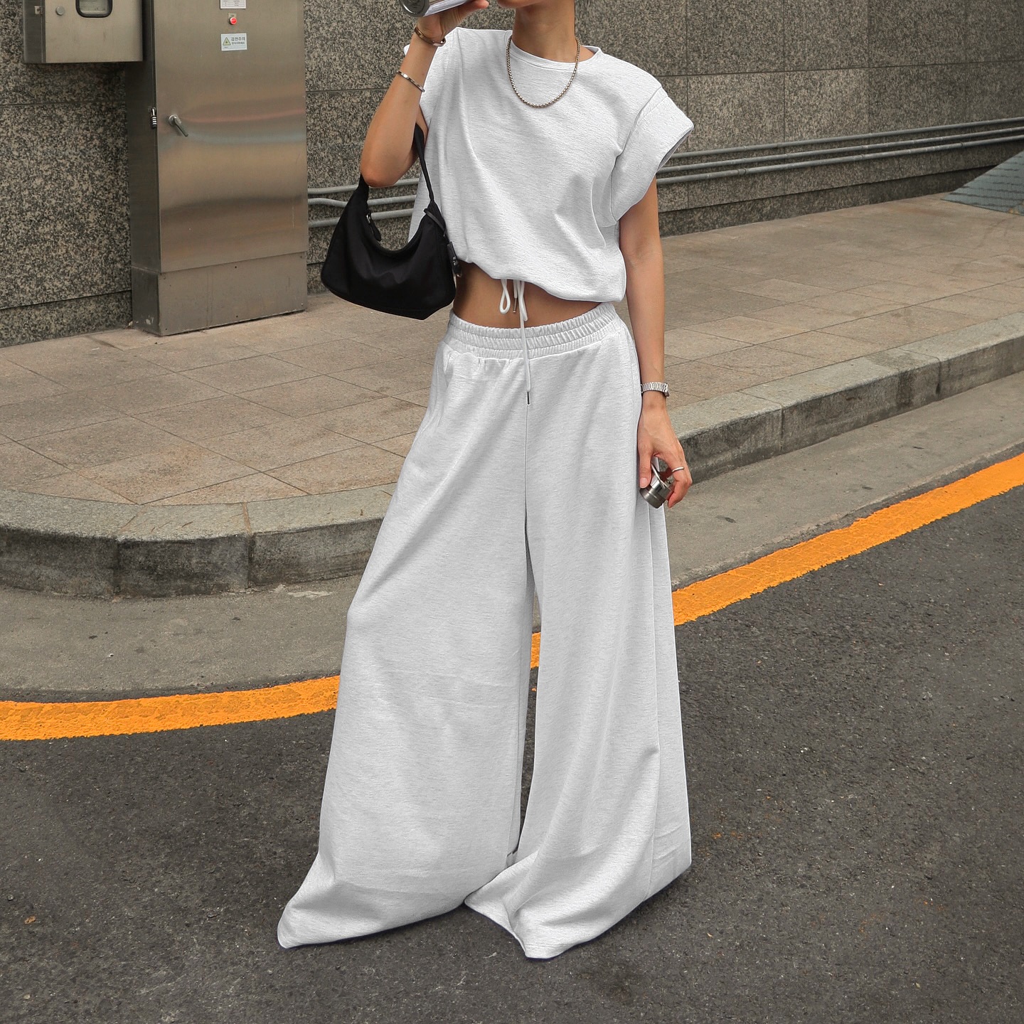 Completo da casa composto da crop top e pantaloni della tuta a gamba larga, composto da due pezzi.