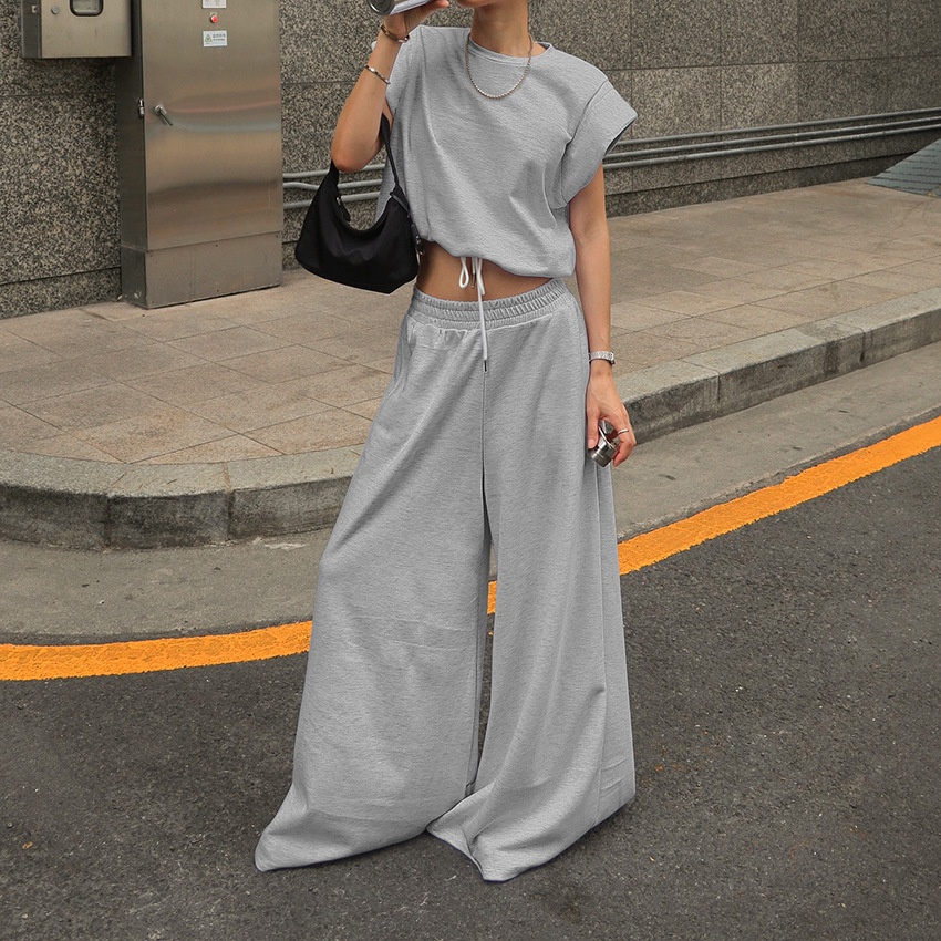 Completo da casa composto da crop top e pantaloni della tuta a gamba larga, composto da due pezzi.