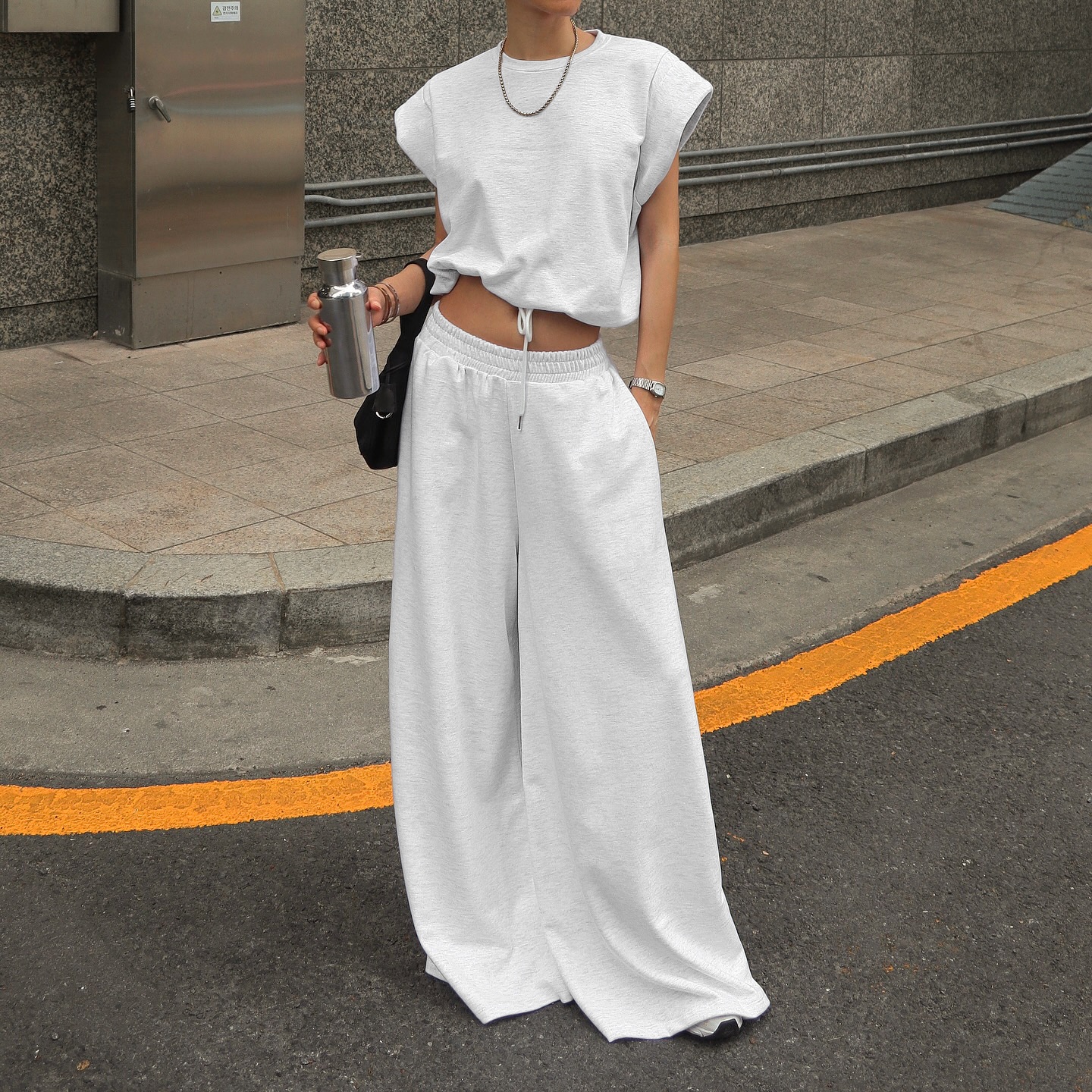 Completo da casa composto da crop top e pantaloni della tuta a gamba larga, composto da due pezzi.
