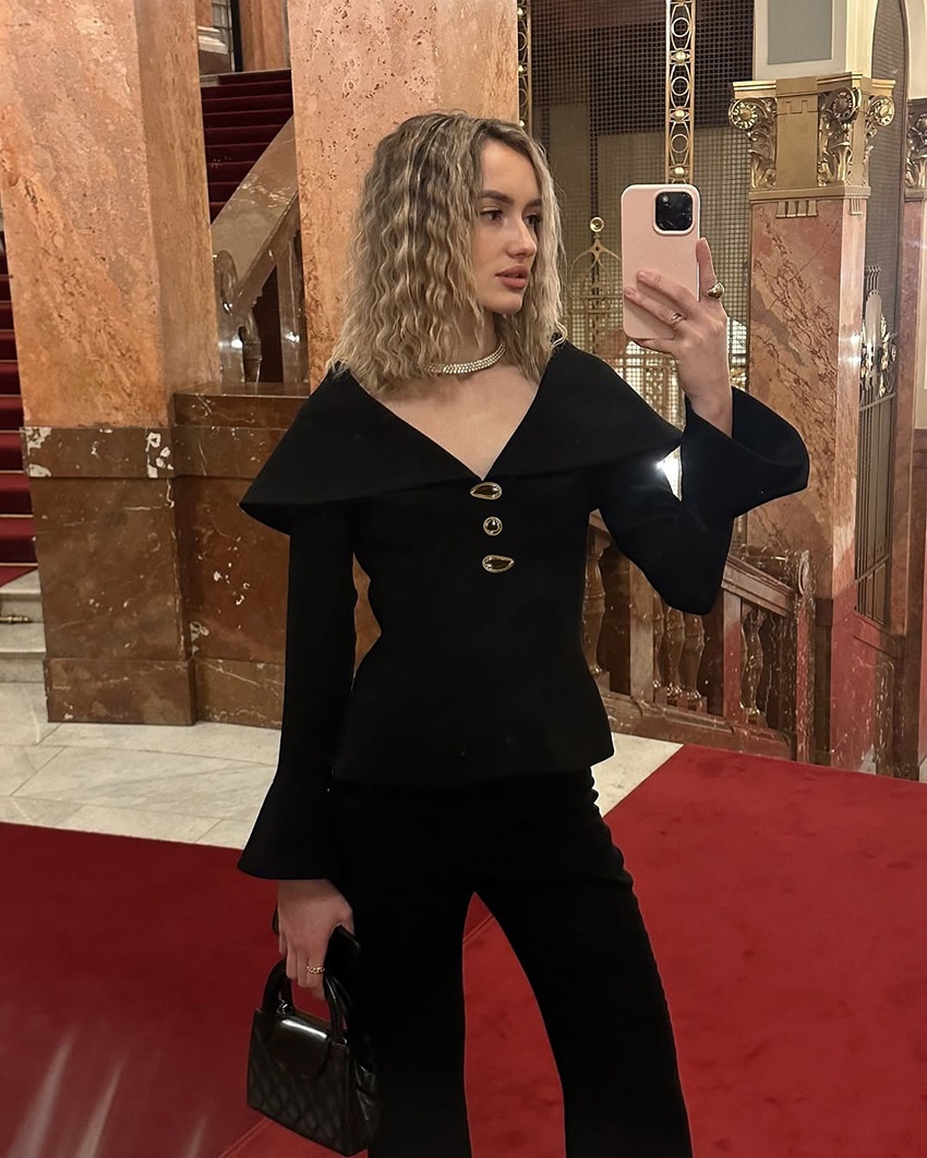 Completo due pezzi da donna composto da top nero a maniche svasate e pantaloni.