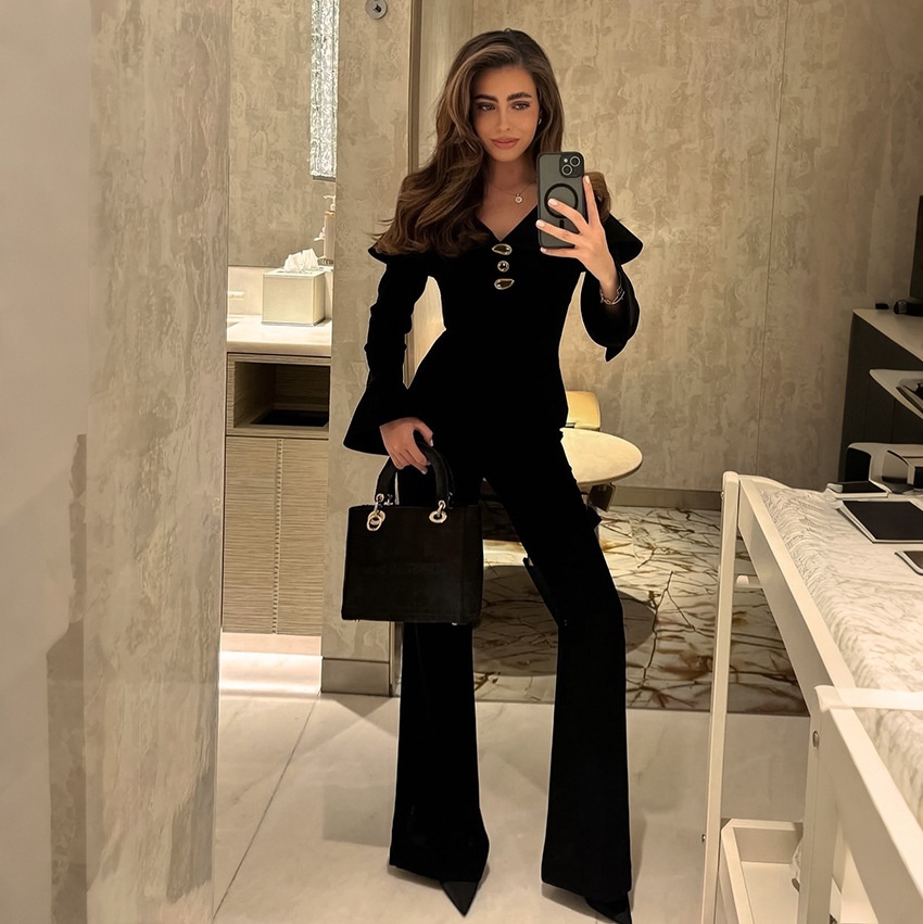 Completo due pezzi da donna composto da top nero a maniche svasate e pantaloni.
