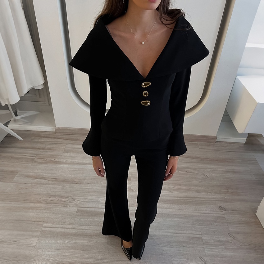 Completo due pezzi da donna composto da top nero a maniche svasate e pantaloni.