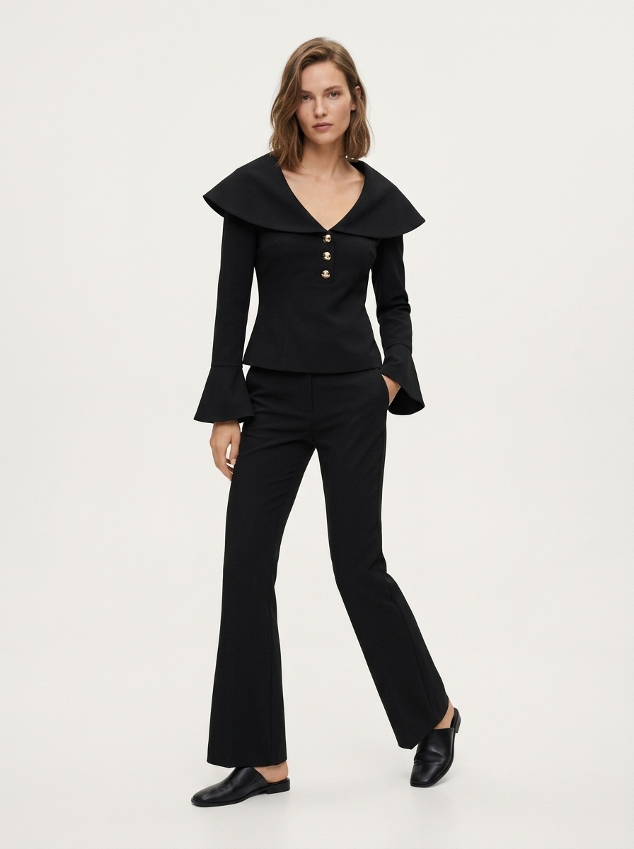 Completo due pezzi da donna composto da top nero a maniche svasate e pantaloni.