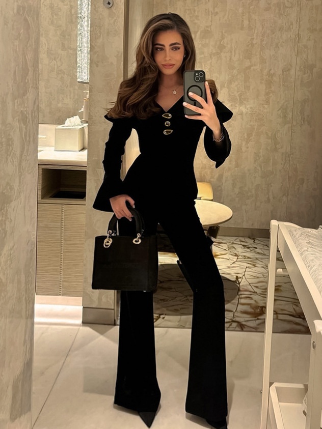 Completo due pezzi da donna composto da top nero a maniche svasate e pantaloni.