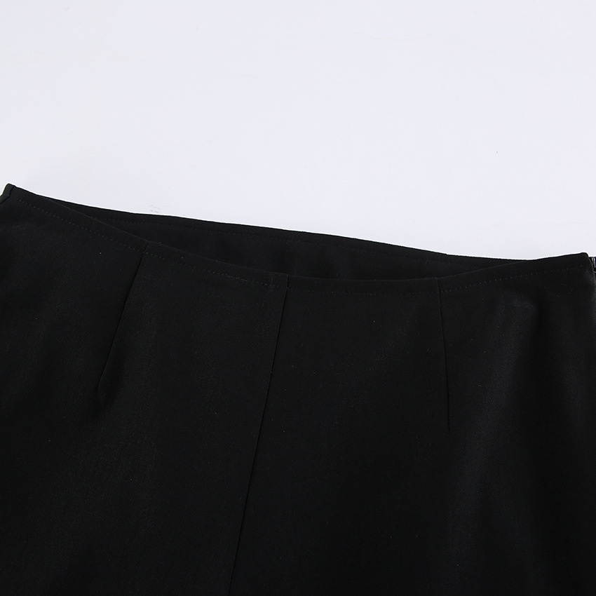 Completo due pezzi da donna composto da top nero a maniche svasate e pantaloni.