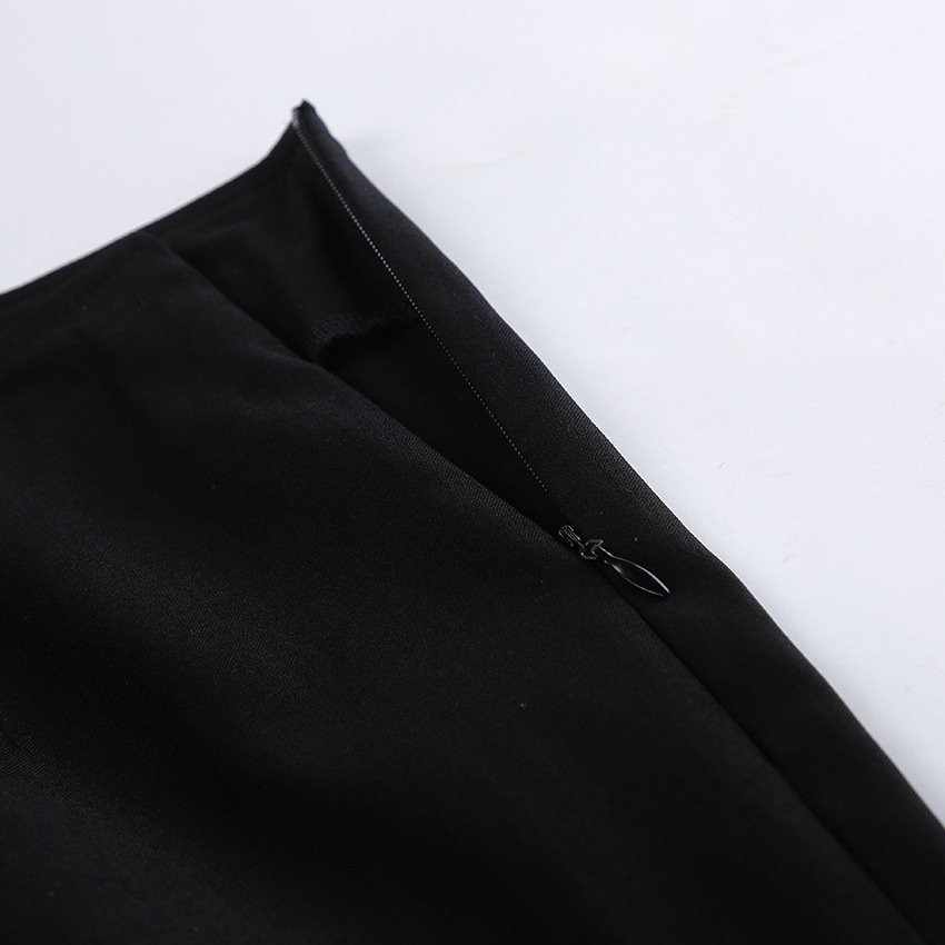 Completo due pezzi da donna composto da top nero a maniche svasate e pantaloni.