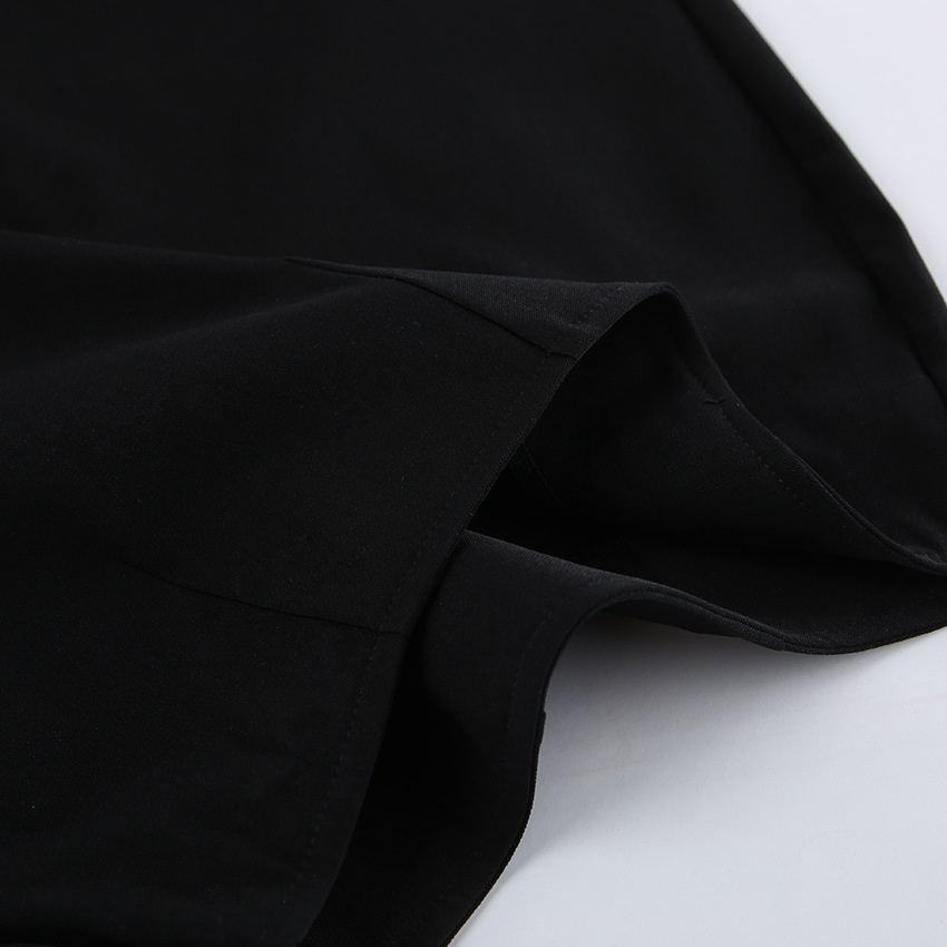 Completo due pezzi da donna composto da top nero a maniche svasate e pantaloni.