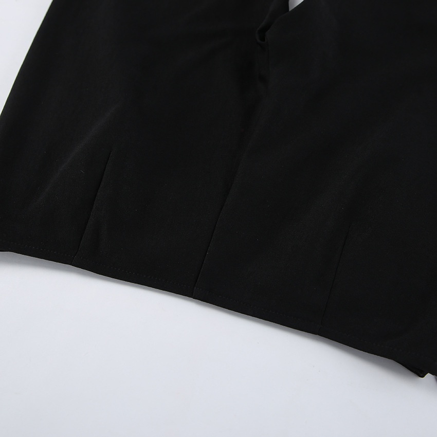 Completo due pezzi da donna composto da top nero a maniche svasate e pantaloni.
