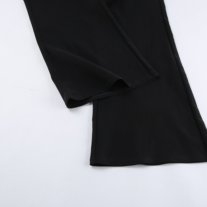 Completo due pezzi da donna composto da top nero a maniche svasate e pantaloni.